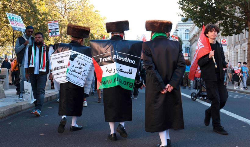 Und auch das gibt es: In London nehmen orthodoxe Juden an einer pro-palästinensischen Kundgebung teil
