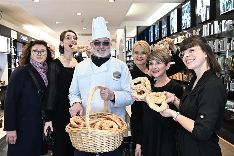 Und auch für die Mitarbeiterinnen und Mitarbeiter in den Geschäften gab es eine ...