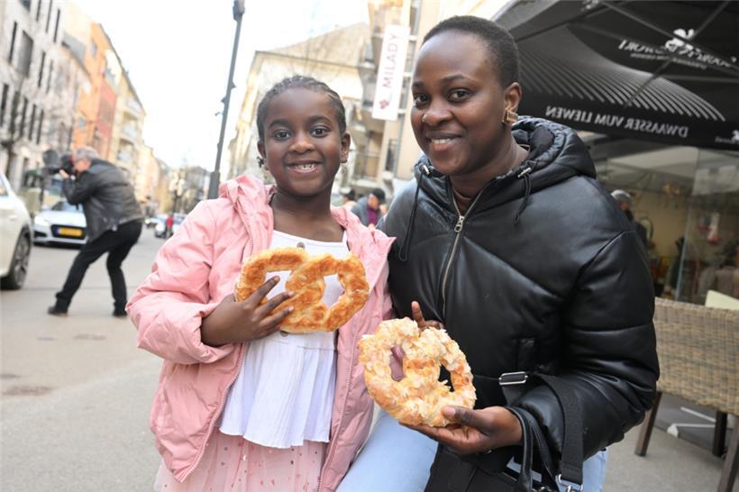 Und so konnten viele sich über das süße und mit Mandeln überzogene Gebäck freuen