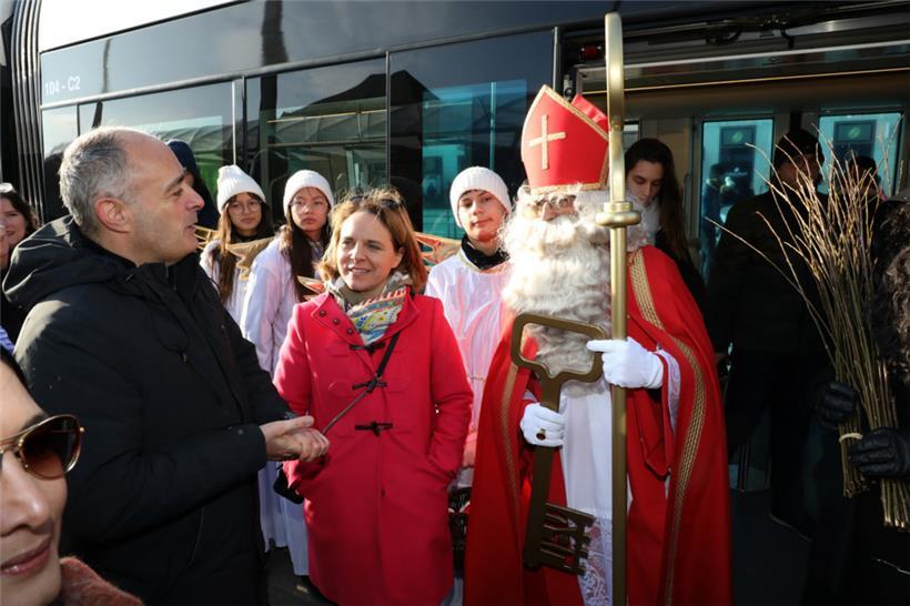 Und was bitte hat der überdimensionale goldene Schlüssel in „Kleeschen“-Hand zu ...