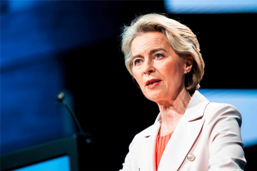 Und wieder hat Ursula von der Leyen Dinge mit ihrem Handy angestellt, die sie vermutlich nicht hätte tun sollen
