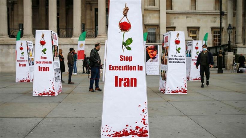 Une exposition sur les violations des droits de l’homme en Iran à Trafalgar Square le 10 octobre 2020 à Londres, Angleterre. L’exposition, organisée par les communautés anglo-iraniennes du Royaume-Uni, a marqué la Journée mondiale contre la peine de mort.
