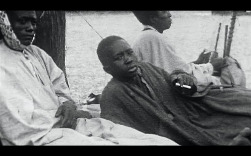 Une image du village africain de la „Schueberfouer“ en 1929, extraite du documentaire „Schwaarze Mann – Un Noir parmi nous“
