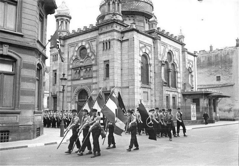 Une parade nazie passant devant la synagogue de Luxembourg en 1941 – celle-ci a été détruite deux ans plus tard, en 1943
