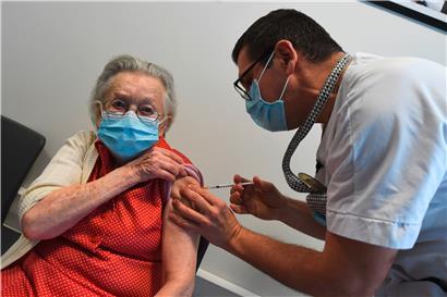 Une pensionnaire de l’Ehpad „Magnolias“ à Loos est une des premières à se faire vacciner contre le coronavirus

