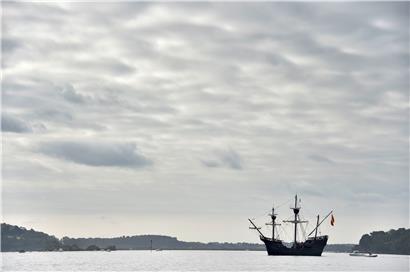 Une réplique de la „Victoria“, avec laquelle l’explorateur portugais a fait „son tour du monde“ de 1519 à 1522 selon la légende … et celle de la photo
