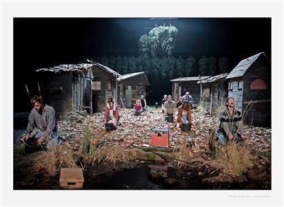 Une scénographie soignée jusque dans les moindre détails pour une pièce-hybride entre théâtre et cinéma qui, en 12 ans, n’a fait que gagner en actualité
