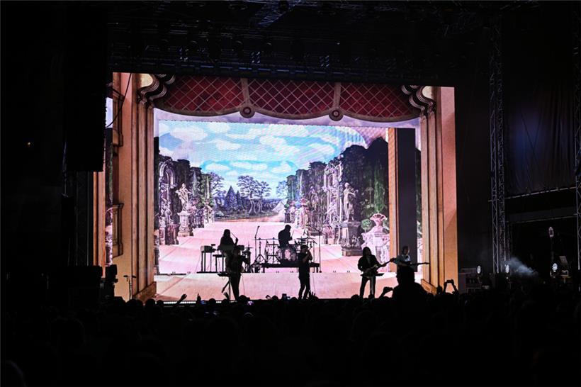 Une scénographie tout simplement magistrale: le concert de Phoenix sur le parvis de Neimënster
