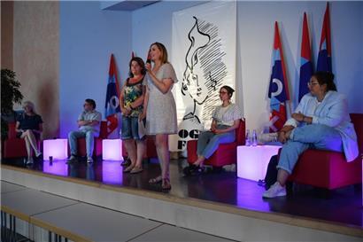 Une table ronde introduite par Michelle Cloos (au micro) et à laquelle a notamment participé Nora Back (à droite)
