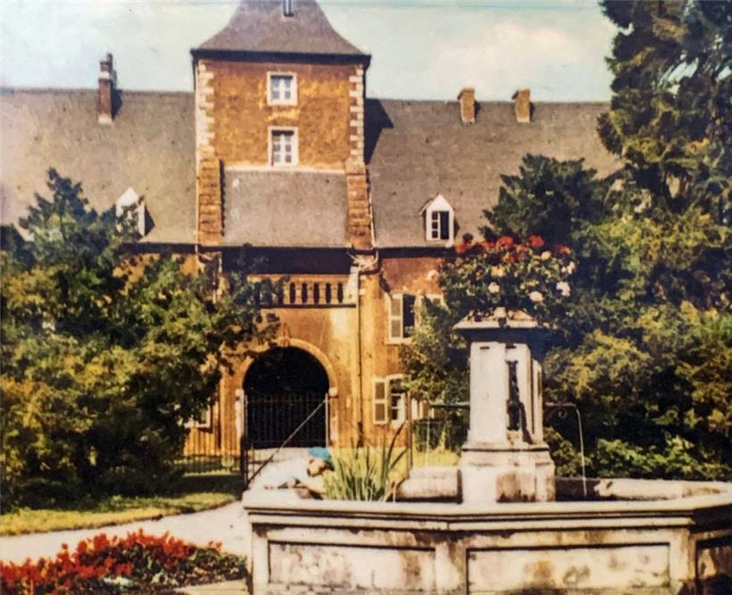 Une tour médiévale et ses dépendances, un grand jardin, une fontaine … Ray-L veut sauver la mémoire de son enfance
