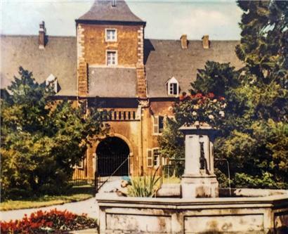 Une tour médiévale et ses dépendances, un grand jardin, une fontaine … Ray-L veut sauver la mémoire de son enfance
