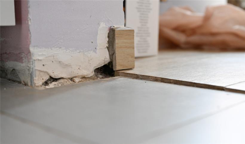 Uneben verlegte Bodenfliesen und fehlende Fußleisten: Vieles zeugt noch heute vo...