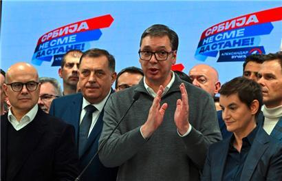„Unendlich glücklich“: Serbiens Präsident Vucic bei der Wahlparty
