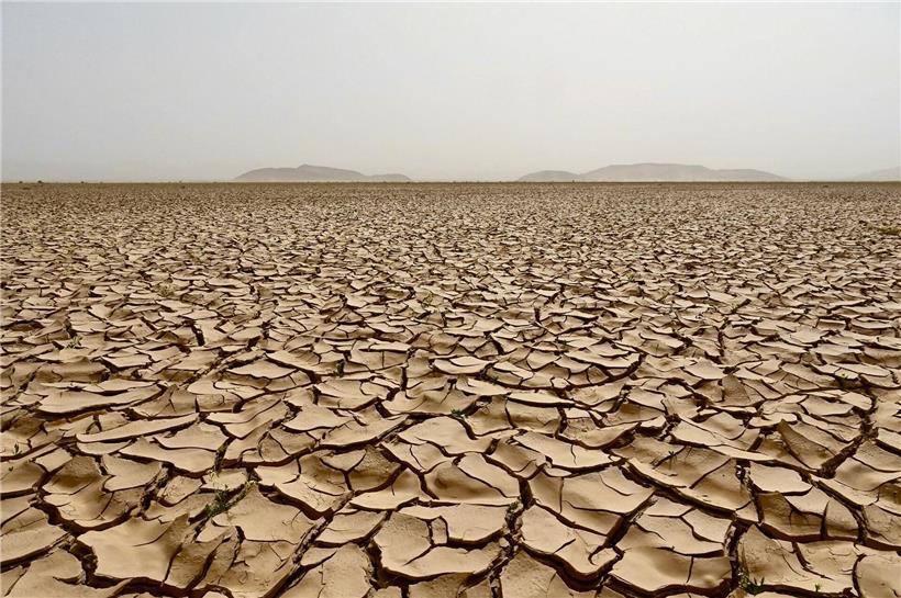 Weite Landschaft mit endlosem Horizont und blauem Himmel, Symbol für unendliche Weiten und Freiheit