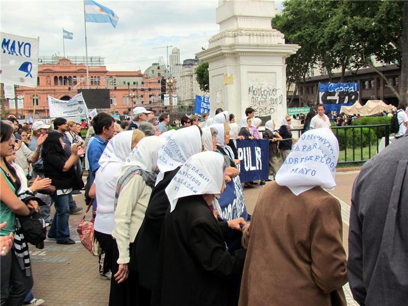 Mütter und Großmütter der Plaza de Mayo protestieren unermüdlich gegen das Vergessen der Verschwundenen in Argentinien