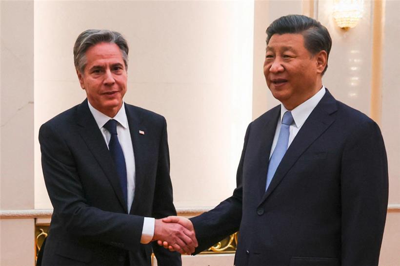 Unerwartetes Treffen: US-Außenminister Antony Blinken (l.) und der chinesische Präsident Xi Jinping in der Großen Halle des Volkes 
