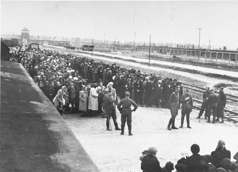 Ungarische Juden nach der Ankunft im Vernichtungslager Auschwitz-Birkenau. SS-Lagerärzte nahmen die Selektion vor. Wenn der Zeigefinger des Arztes nach links zeigte, bedeutete es die sofortige Ermordung in einer Gaskammer, nach rechts, die Einweisung ins Lager für Zwangsarbeit (Foto: Bernhard Walter/Ernst Hofmann, Mai 1944).
