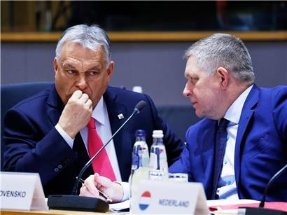 Viktor Orban und Robert Fico im Gespräch bei einem politischen Treffen in Mitteleuropa