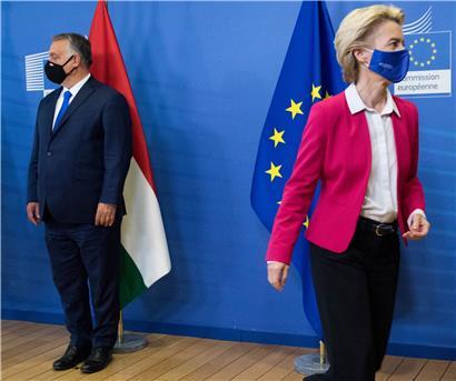 Ungarns Ministerpräsident Viktor Orban und EU-Kommissionspräsidentin Ursula von der Leyen: Die EU-Kommission tut sich schwer damit, den Regenten in Budapest trotz erwiesener grober Mängel zur Ordnung zu rufen

