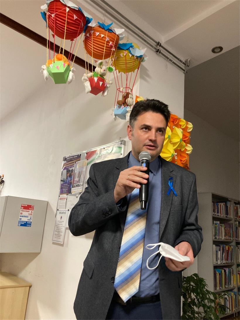 Ungarns Opposition hofft auf den Höhenflug: Spitzenkandidat Peter Marki-Zay in der Dorfbibliothek von Maroslele
