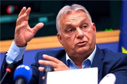 Ungarns Premierminister Viktor Orban gestikuliert während einer Pressekonferenz im EU-Parlament
