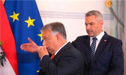 Ungarns Regierungschef Victor Orban (l.) mit dem österreichischen Kanzler Karl Nehammer vor einer Pressekonferenz
