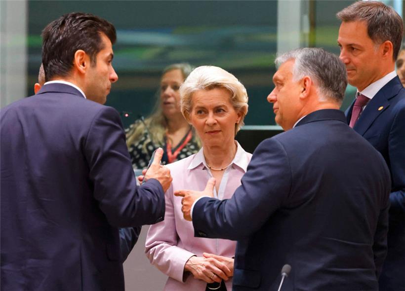 Ungarns Regierungschef Viktor Orban (2.v.r.) im Gespräch mit Bulgariens Premierminister Kiril Petkow (l.) und EU-Kommissionspräsidentin Ursula von der Leyen: Der Ungar wird von der Kommissionschefin verschont
