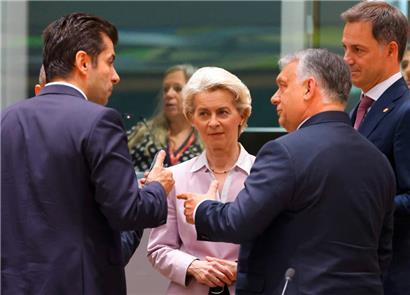 Ungarns Regierungschef Viktor Orban (2.v.r.) im Gespräch mit Bulgariens Premierminister Kiril Petkow (l.) und EU-Kommissionspräsidentin Ursula von der Leyen: Der Ungar wird von der Kommissionschefin verschont
