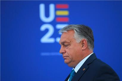 Ungarns Regierungschef Viktor Orban nimmt gerne das viele Geld aus Brüssel – um vermutlich unter anderem Familienmitglieder und Parteifreunde zu bereichern –, lehnt aber Solidarität gegenüber EU-Partnern ab
