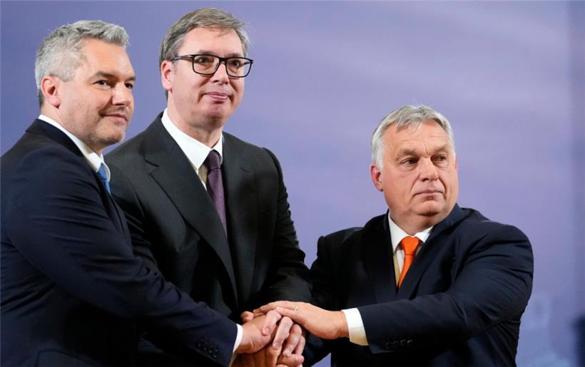 Ungarns Regierungschef Viktor Orban (r.), der serbische Präsident Aleksandar Vucic (M.) und Österreichs Kanzler Karl Nehammer rücken in Migrations- und Asylfragen enger zusammen
