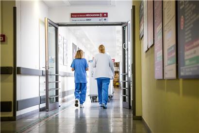 Ungeachtet der üblichen Krankschreibungen und „Congés pour raisons familiales“ fehlen laut „Fédération des hôpitaux luxembourgeois“ (FHL) zurzeit 250 der insgesamt 8.000 Mitarbeiter in den Luxemburger Krankenhäusern
