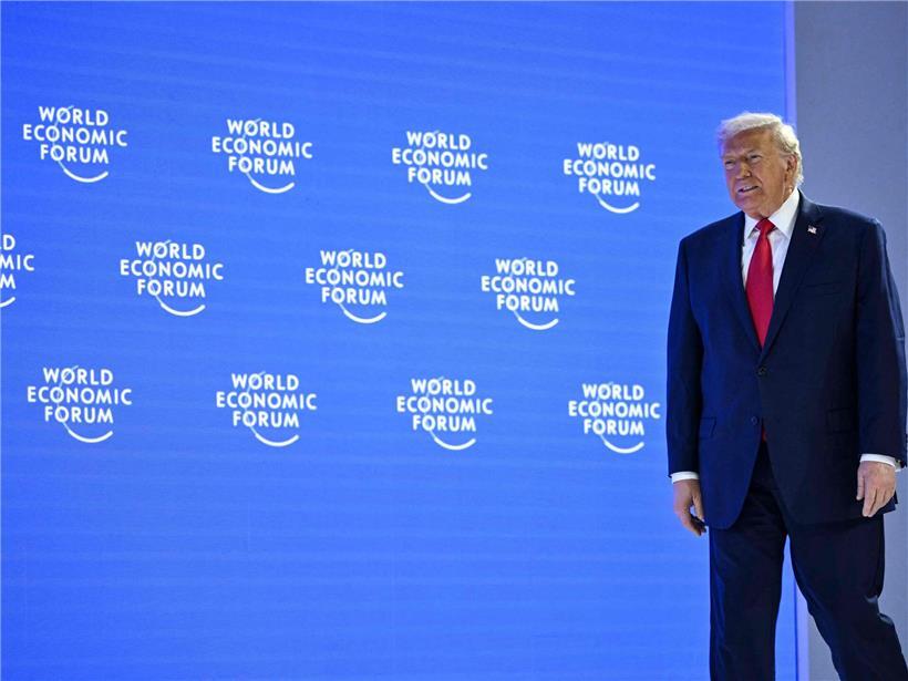 US-Präsident Donald Trump ist auf einer Großleinwand zu sehen, während er am 21. Januar 2026 bei der Jahrestagung des Weltwirtschaftsforums (WEF) in Davos eine Sonderansprache hält. Das Weltwirtschaftsforum findet vom 19. bis 23. Januar 2026 in Davos statt.