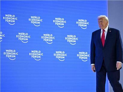 US-Präsident Donald Trump ist auf einer Großleinwand zu sehen, während er am 21. Januar 2026 bei der Jahrestagung des Weltwirtschaftsforums (WEF) in Davos eine Sonderansprache hält. Das Weltwirtschaftsforum findet vom 19. bis 23. Januar 2026 in Davos statt.