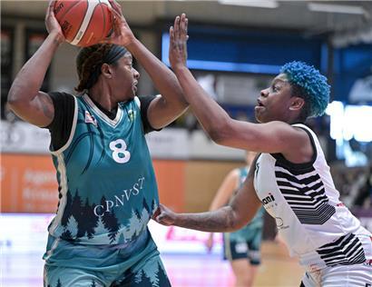 Ungewöhnliche Situation: Im Meisterschaftsfinale steht Gréngewald-Profi Shanavia Dowdell (l.) ihrer Lebensgefährtin Zykera Rice (r.) gegenüber, die beim T71 spielt
