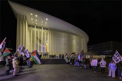 Ungewöhnliches Bild vor der Philharmonie: Im November 2025 kam es zum Protest gegen das Israel Philharmonic Orchestra