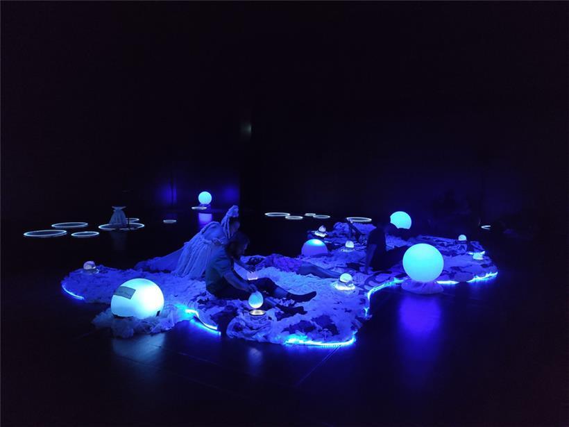 Ungewohnt unmetaphorisch: ein Klangteppich, auf dem die Zuschauer*innen liegen und Leuchtbälle betätigen können
