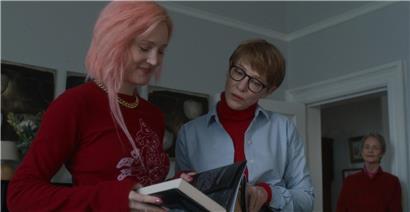 Vicky Krieps als Influencerin Lilith und Cate Blanchett als Vorzeigetochter Timothea im Film „Father Mother Sister Brother“