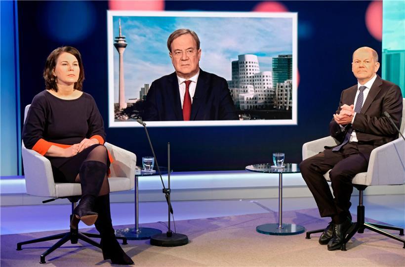Unionskanzlerkandidat Armin Laschet und die beiden Mitbewerber von den Grünen und der SPD, Annalena Baerbock und Olaf Scholz, während einer Diskussionsrunde
