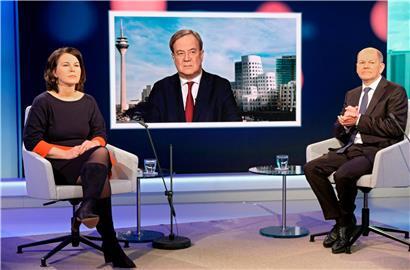 Unionskanzlerkandidat Armin Laschet und die beiden Mitbewerber von den Grünen und der SPD, Annalena Baerbock und Olaf Scholz, während einer Diskussionsrunde
