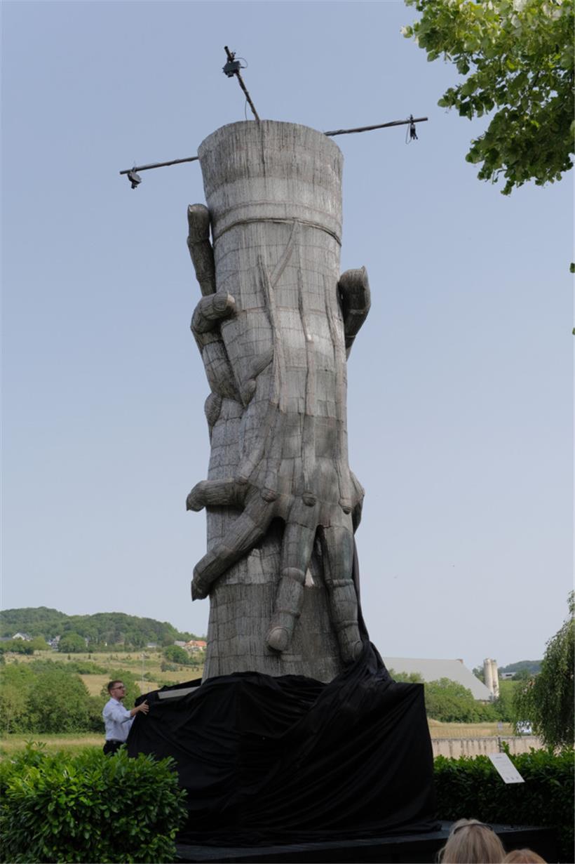 „Unitatis“: neun Meter hohes, aus Edelstahl und Bronze gefertigtes Monument für ...