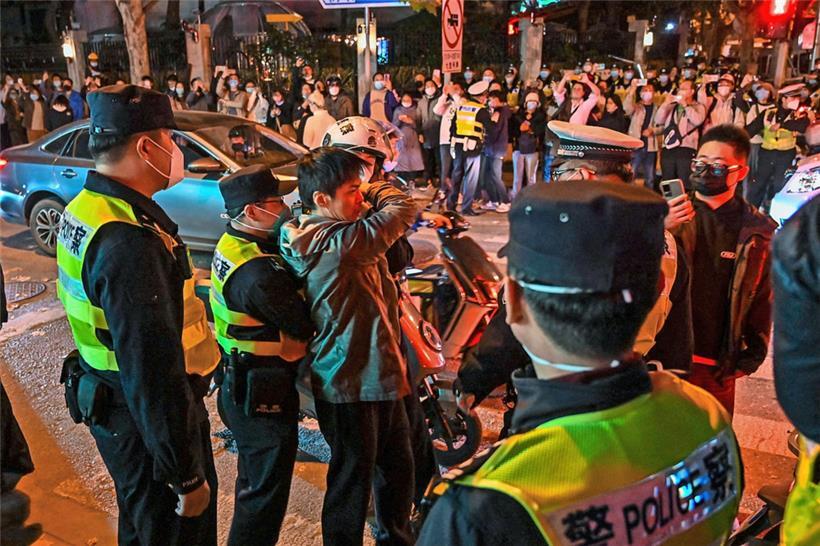 „Unsere Corona-Politik ist ein Spiel“: Polizisten gehen in Shanghai gegen einen Demonstranten vor
