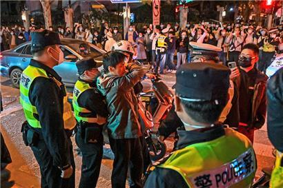 „Unsere Corona-Politik ist ein Spiel“: Polizisten gehen in Shanghai gegen einen Demonstranten vor
