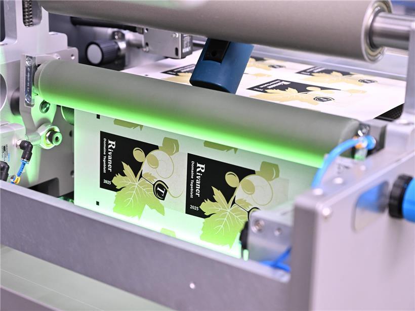 Etiketten bei der Veredelung in der Produktion für hochwertige, individuelle Produktkennzeichnung