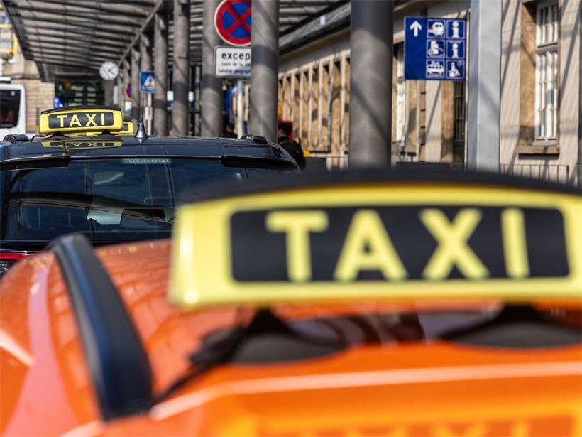 Körperliche Auseinandersetzung zwischen Taxifahrer und Kunde mit mehreren Verletzten nach Streit im Taxi