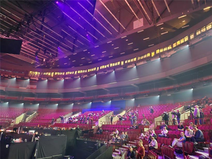 Unten die Presse bei der Generalprobe am Montag, oben die Boxen der Kommentatoren
