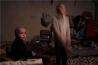 Unter Artilleriebeschuss: Ihre Familie entschied sich gegen die Evakuierung, jetzt suchen Sasha und seine Schwester Ksenia Schutz in einem Keller in Lysytschansk
