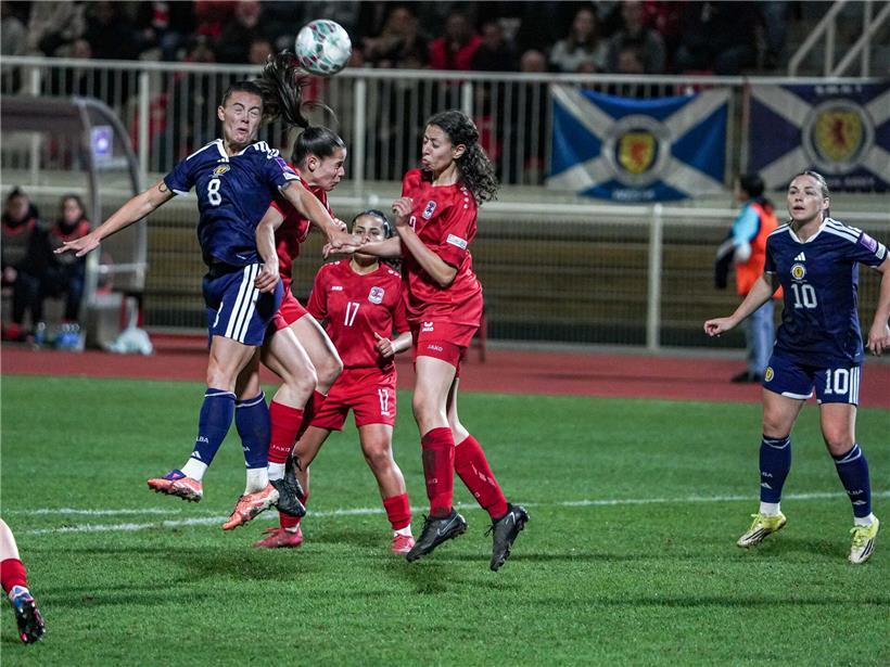 Fußballspiel unter Dauerbeschuss, FLF-Auswahl kämpft, drei Fehler bei ruhenden Bällen im kampfbetonten Abend