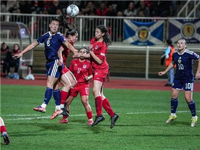 Fußballspiel unter Dauerbeschuss, FLF-Auswahl kämpft, drei Fehler bei ruhenden Bällen im kampfbetonten Abend