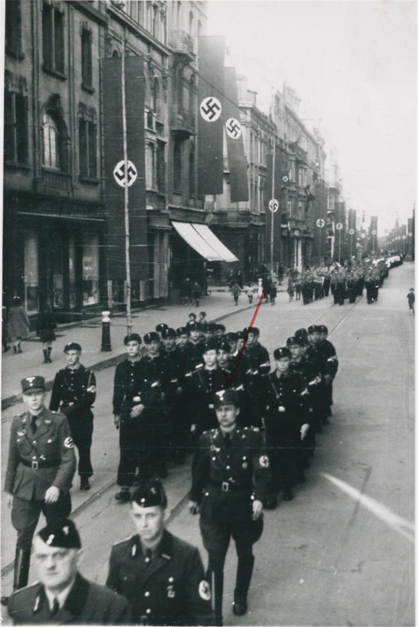 Unter Führung von Jean Moia (markiert) marschieren Mitglieder des NSFK anlässlic...