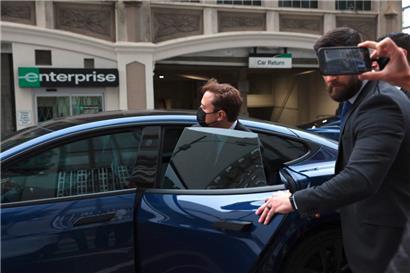 Unter Strom: Elon Musk verlässt die Verhandlung am Phillip Burton Federal Building in San Francisco – natürlich per Tesla
